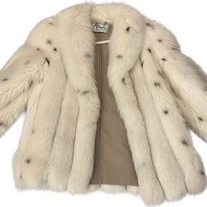 Fox fur coat. Was given as a gift and doesn’t fit me correctly.